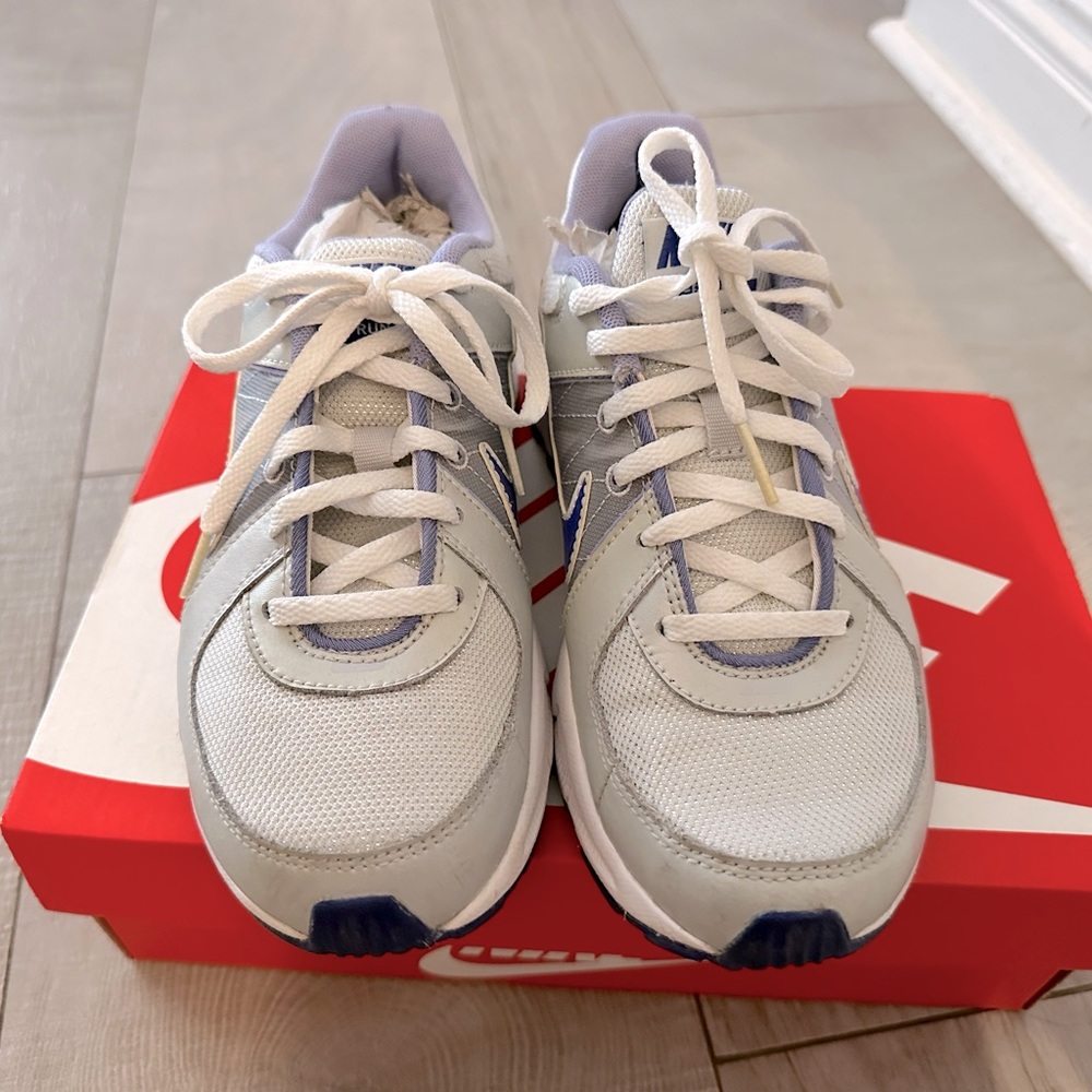 4Y big kid nike sneaker. Come with nike box (not original 4Y sneaker box)